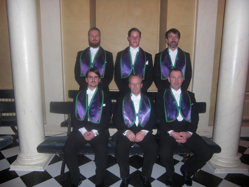 Logen Merlins sex nya bröder stående fr.v. Simon Johansson, Henrik Liljegren och Lennart Jalling. Sittande fr. v. Joakim Persson, Claes Persson och Anders Malmörn.